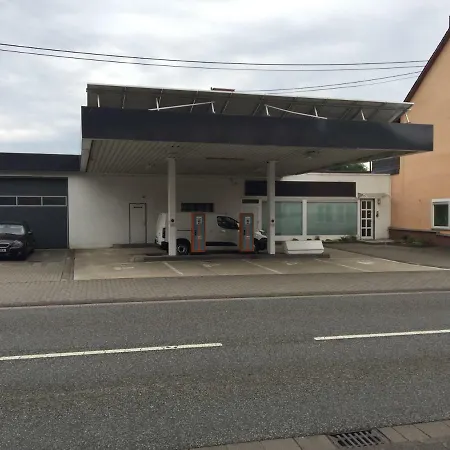 Alte Tankstelle Appartement Strassenhaus
